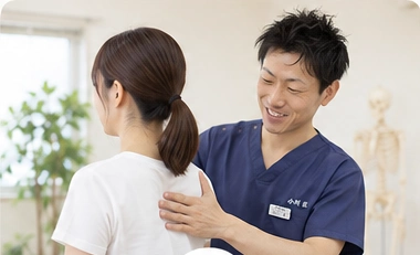 姿勢と肩まわりのバランスを確認する施術者