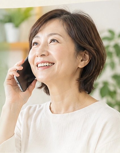 笑顔で電話相談をする女性