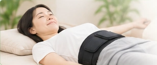横になって腹部の筋肉をトレーニングする女性