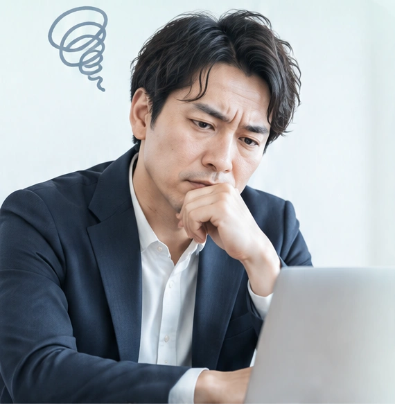 パソコンの前でAI活用に悩む男性