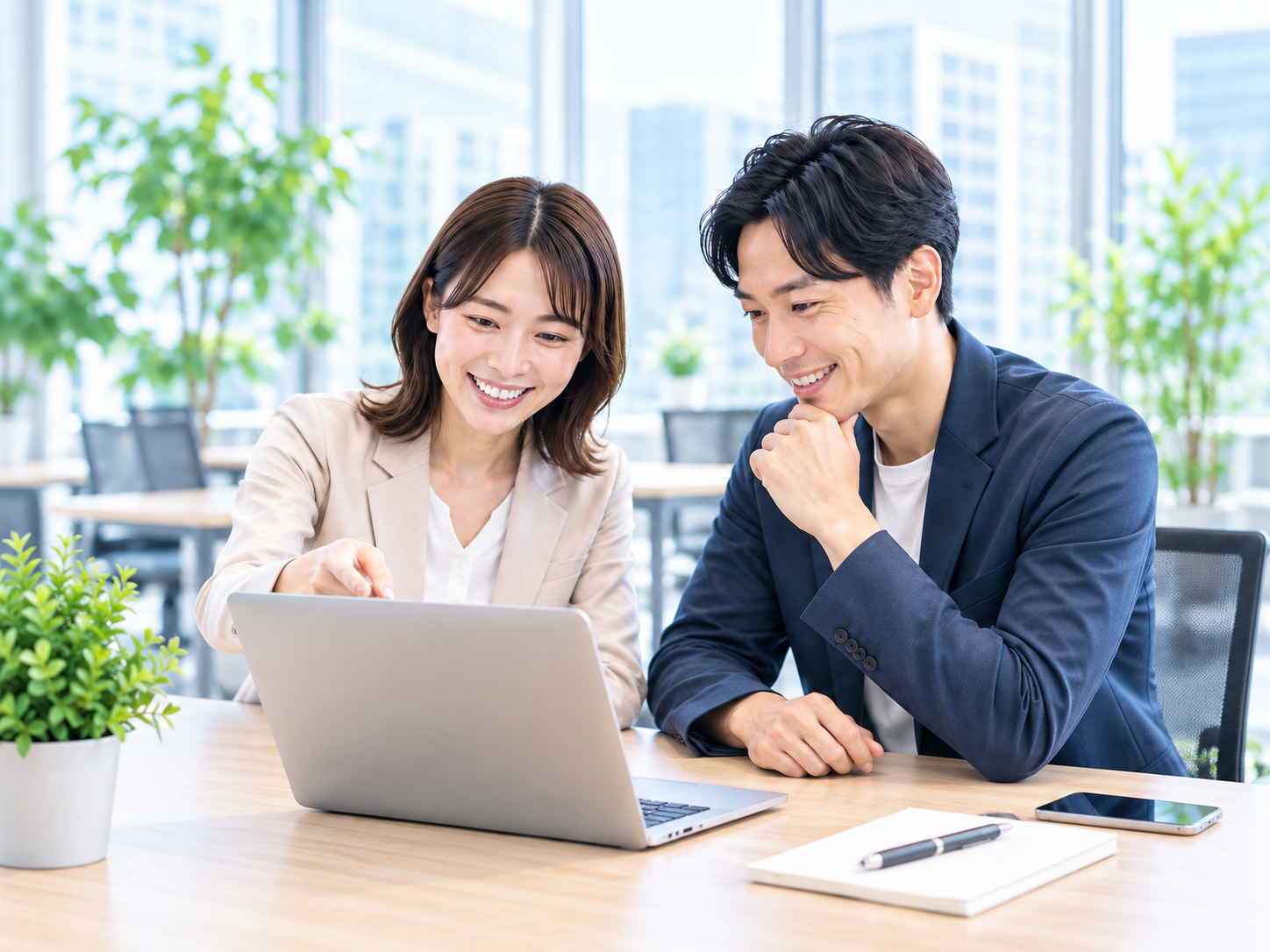 パソコンを見ながらAI活用について話し合う二人